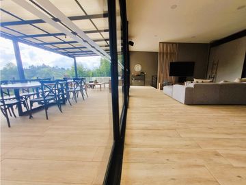 Casa en venta de dos niveles en El Peñol - La Cristalina