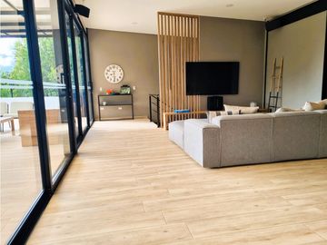 Casa en venta de dos niveles en El Peñol - La Cristalina