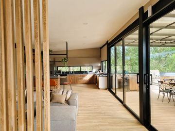 Casa en venta de dos niveles en El Peñol - La Cristalina