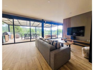 Casa en venta de dos niveles en El Peñol - La Cristalina