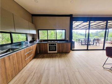 Casa en venta de dos niveles en El Peñol - La Cristalina