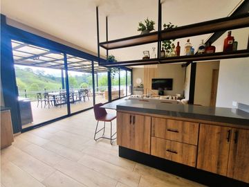 Casa en venta de dos niveles en El Peñol - La Cristalina