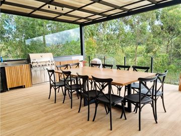 Casa en venta de dos niveles en El Peñol - La Cristalina