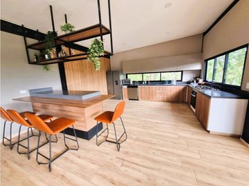 Casa en venta de dos niveles en El Peñol - La Cristalina
