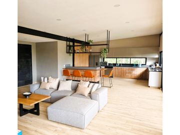 Casa en venta de dos niveles en El Peñol - La Cristalina