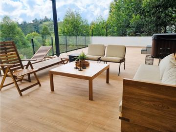 Casa en venta de dos niveles en El Peñol - La Cristalina