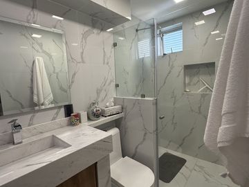 OPORTUNIDAD, AMPLIO DEPARTAMENTO EN VENTA CON VISTA AL LAGO, JURIQUILLA
