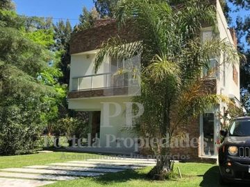 CASA EST. MINIMALISTA CON PILETA EN BARRIO PRIVADO