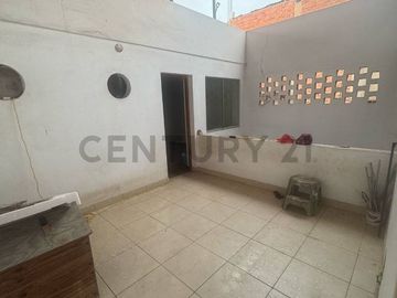 Hermosa Casa Tres pisos en Punta Hermosa con vista al mar en primera fila
