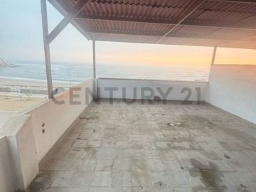 Hermosa Casa Tres pisos en Punta Hermosa con vista al mar en primera fila