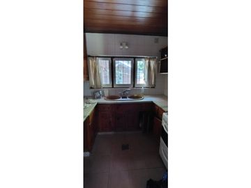 Chalet zona Iglesia. 3 dorm + dependencia. A 350 mts del mar