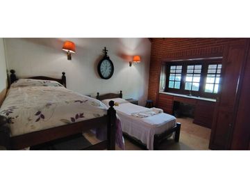 Chalet zona Iglesia. 3 dorm + dependencia. A 350 mts del mar