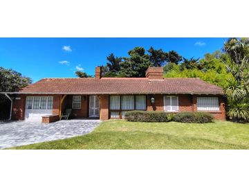Chalet zona Iglesia. 3 dorm + dependencia. A 350 mts del mar