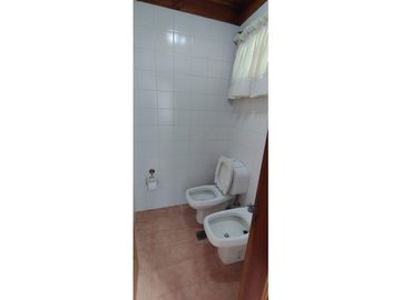 Chalet zona Iglesia. 3 dorm + dependencia. A 350 mts del mar