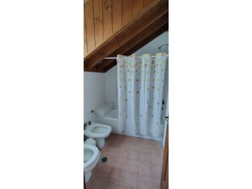Chalet zona Iglesia. 3 dorm + dependencia. A 350 mts del mar