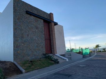 VENTA casa en Lomas de Angelopolis Puebla, 4 recamaras y jardin