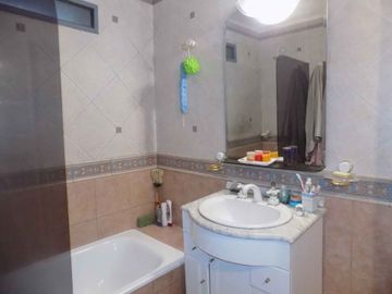 PISO 5 AMBIENTES C/ESCRITORIO BALCÓN Y COCHERA