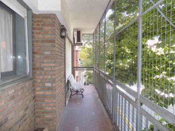PISO 5 AMBIENTES C/ESCRITORIO BALCÓN Y COCHERA