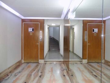 PISO 5 AMBIENTES C/ESCRITORIO BALCÓN Y COCHERA