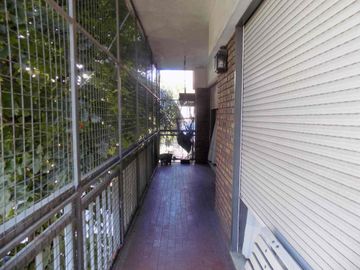 PISO 5 AMBIENTES C/ESCRITORIO BALCÓN Y COCHERA