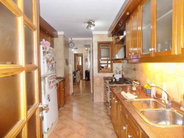 PISO 5 AMBIENTES C/ESCRITORIO BALCÓN Y COCHERA