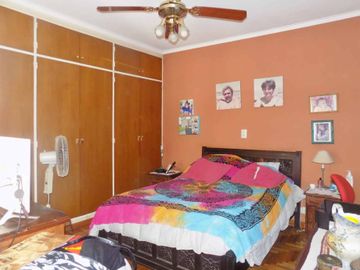 PISO 5 AMBIENTES C/ESCRITORIO BALCÓN Y COCHERA