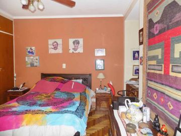 PISO 5 AMBIENTES C/ESCRITORIO BALCÓN Y COCHERA