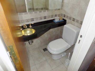 PISO 5 AMBIENTES C/ESCRITORIO BALCÓN Y COCHERA