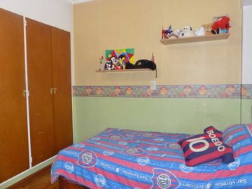 PISO 5 AMBIENTES C/ESCRITORIO BALCÓN Y COCHERA