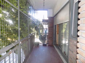 PISO 5 AMBIENTES C/ESCRITORIO BALCÓN Y COCHERA