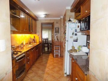 PISO 5 AMBIENTES C/ESCRITORIO BALCÓN Y COCHERA