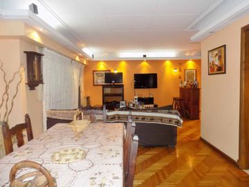 PISO 5 AMBIENTES C/ESCRITORIO BALCÓN Y COCHERA