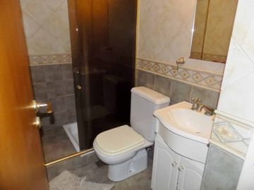 PISO 5 AMBIENTES C/ESCRITORIO BALCÓN Y COCHERA