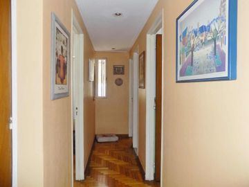 PISO 5 AMBIENTES C/ESCRITORIO BALCÓN Y COCHERA