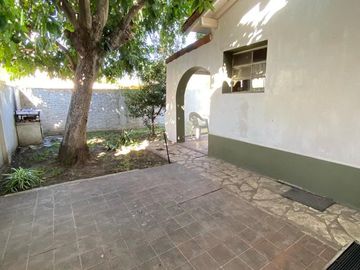 Chalet de 3 ambientes con Departamento en Burzaco