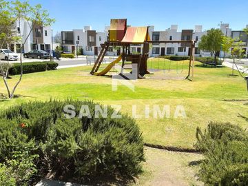 Alteza Imperial: Casa atractiva frente a amenidades del fraccionamiento.