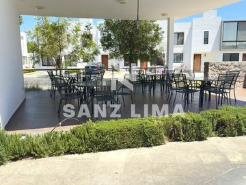 Alteza Imperial: Casa atractiva frente a amenidades del fraccionamiento.