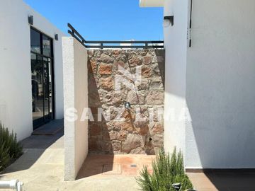 Alteza Imperial: Casa atractiva frente a amenidades del fraccionamiento.