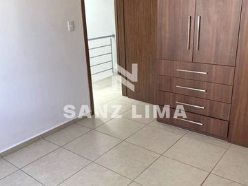Alteza Imperial: Casa atractiva frente a amenidades del fraccionamiento.