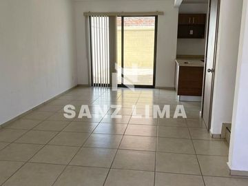 Alteza Imperial: Casa atractiva frente a amenidades del fraccionamiento.