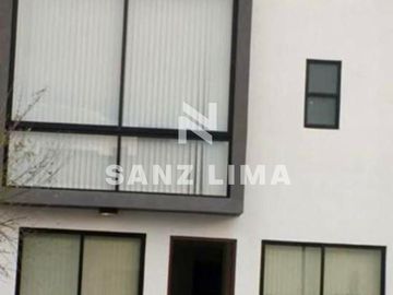 Alteza Imperial: Casa atractiva frente a amenidades del fraccionamiento.