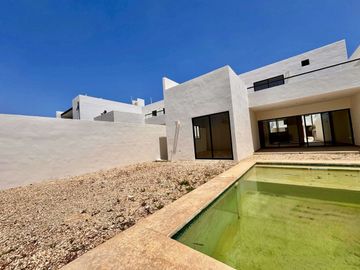 CASA VENTA MÉRIDA, PRIVADA TAMORA, AMENIDADES, 10% ENGANCHE, 3 HABITS Y ALBERCA