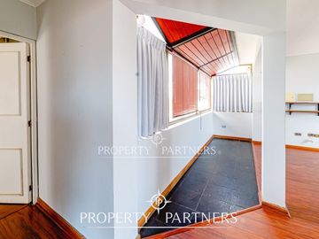 OPORTUNIDAD!! Gran casa sólida de dos niveles en el corazón de San Joaquin