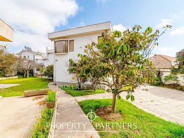 OPORTUNIDAD!! Gran casa sólida de dos niveles en el corazón de San Joaquin