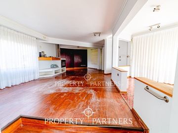 OPORTUNIDAD!! Gran casa sólida de dos niveles en el corazón de San Joaquin
