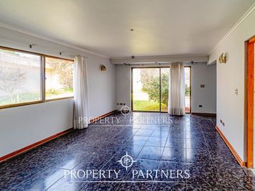 OPORTUNIDAD!! Gran casa sólida de dos niveles en el corazón de San Joaquin