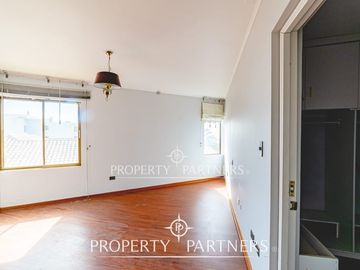 OPORTUNIDAD!! Gran casa sólida de dos niveles en el corazón de San Joaquin