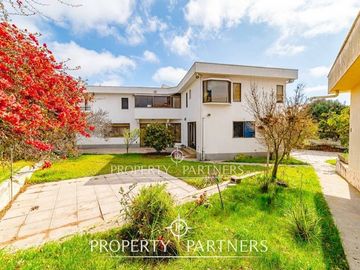 OPORTUNIDAD!! Gran casa sólida de dos niveles en el corazón de San Joaquin