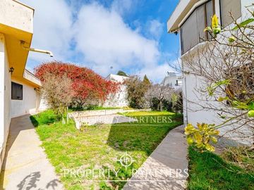OPORTUNIDAD!! Gran casa sólida de dos niveles en el corazón de San Joaquin