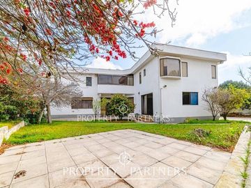 OPORTUNIDAD!! Gran casa sólida de dos niveles en el corazón de San Joaquin